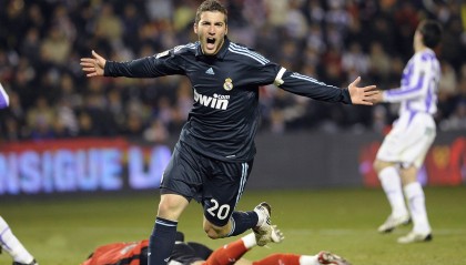 开云体育下载-新疆队对阵黄蜂，爱德华兹一记暴扣，震碎的不只是篮板