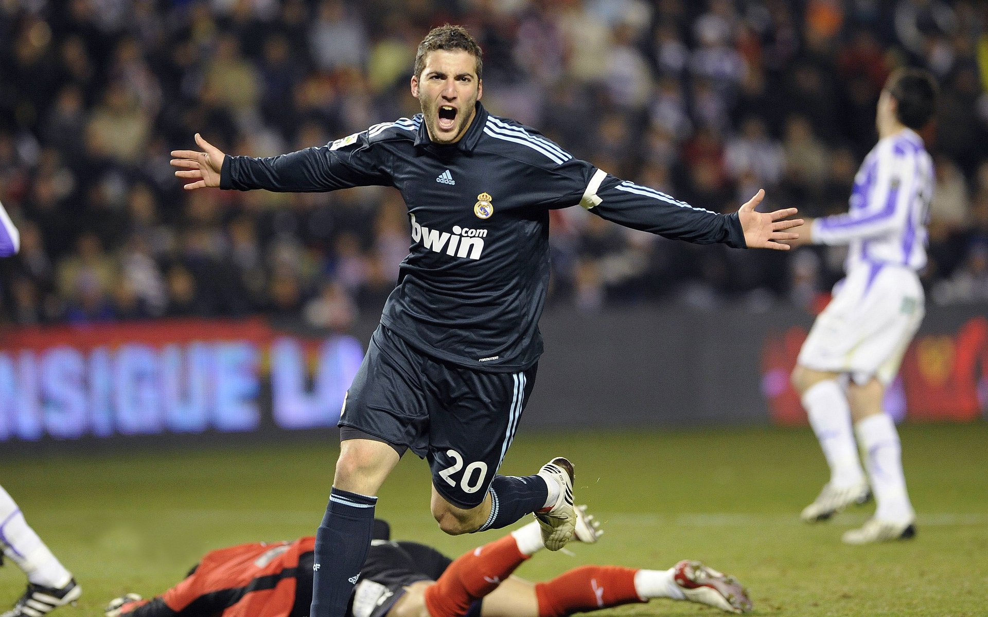 F1街道赛焦点战，引擎轰鸣中，新西兰击溃瑞典的隐喻